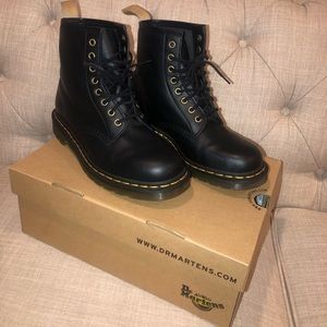 Dr. Marten Black Vegan 1460 Boots